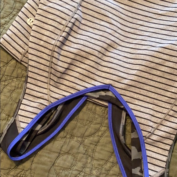 Lululemon top with sports bra - Picture 6 of 9